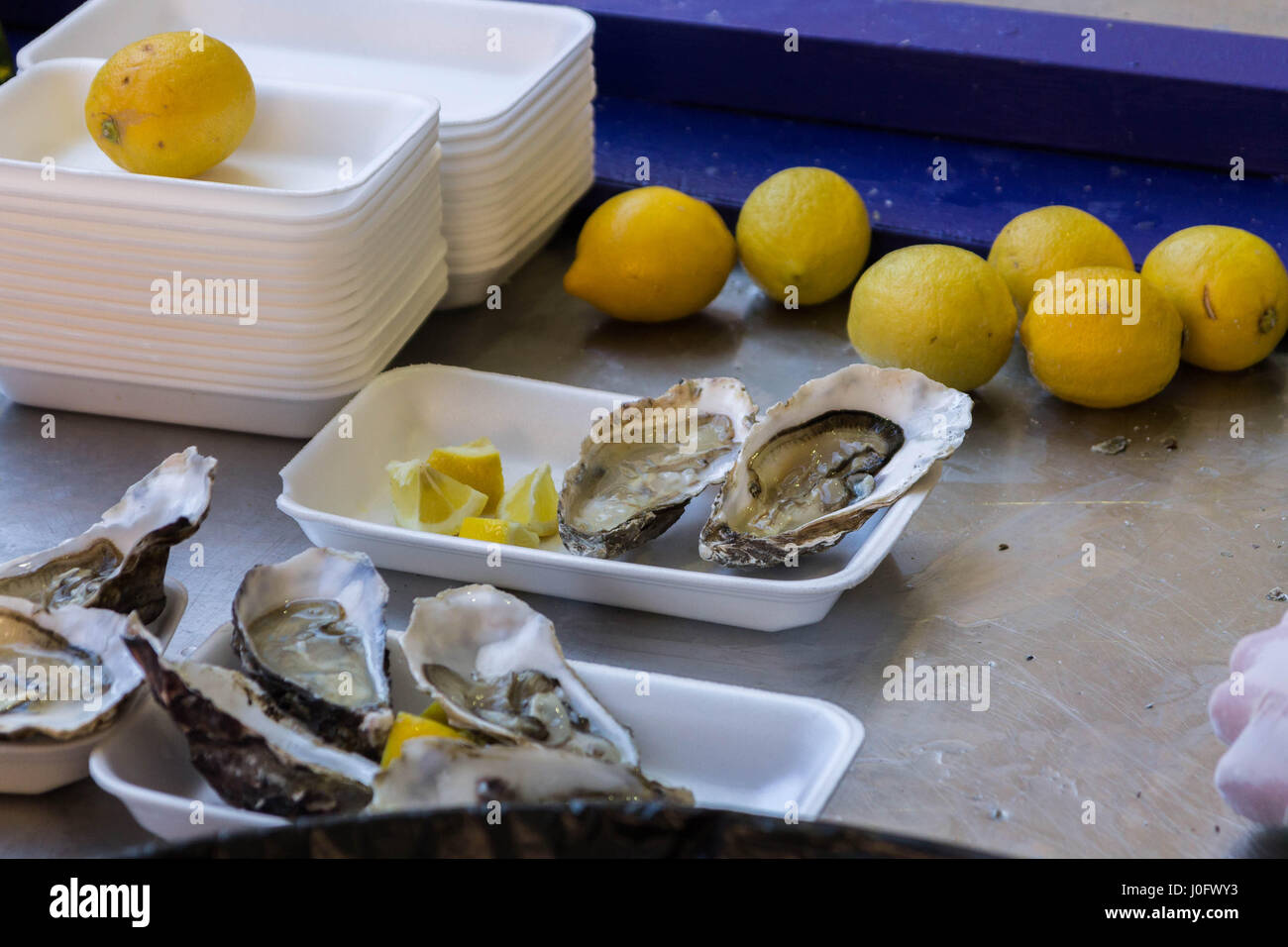 Cuisiner avec les moules. Banque D'Images