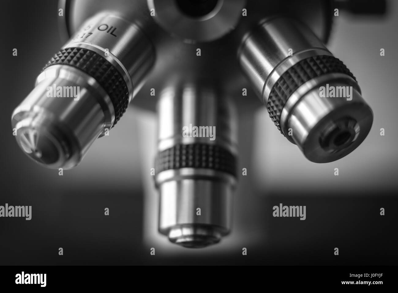 Microscope optique. Microscope est utilisé pour mener des expériences de recherche, prévues, des démonstrations éducatives dans les laboratoires médicaux et cliniques Banque D'Images