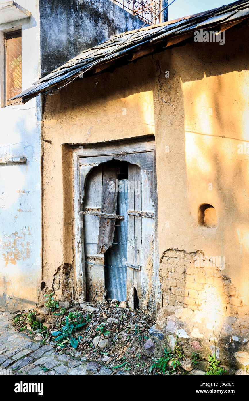 Porte en bois cassée en décomposition, dans un état de délabrement avancé dans le cadre de la porte en décomposition, Pragpur, un village historique en Kagra district, Himachal Pradesh, Inde Banque D'Images