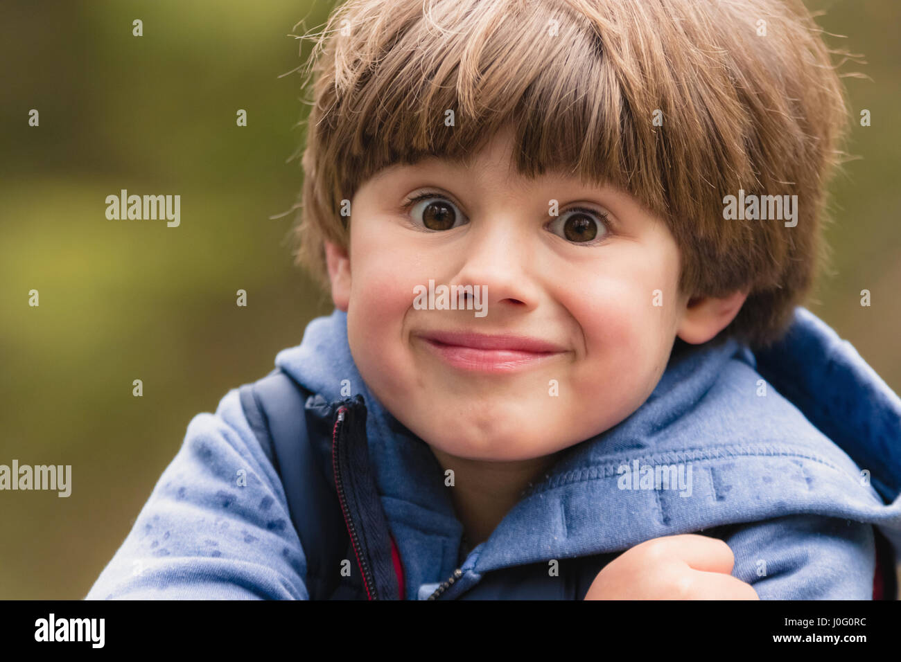 Outdoor portrait of cute jeune garçon. Close up. Banque D'Images