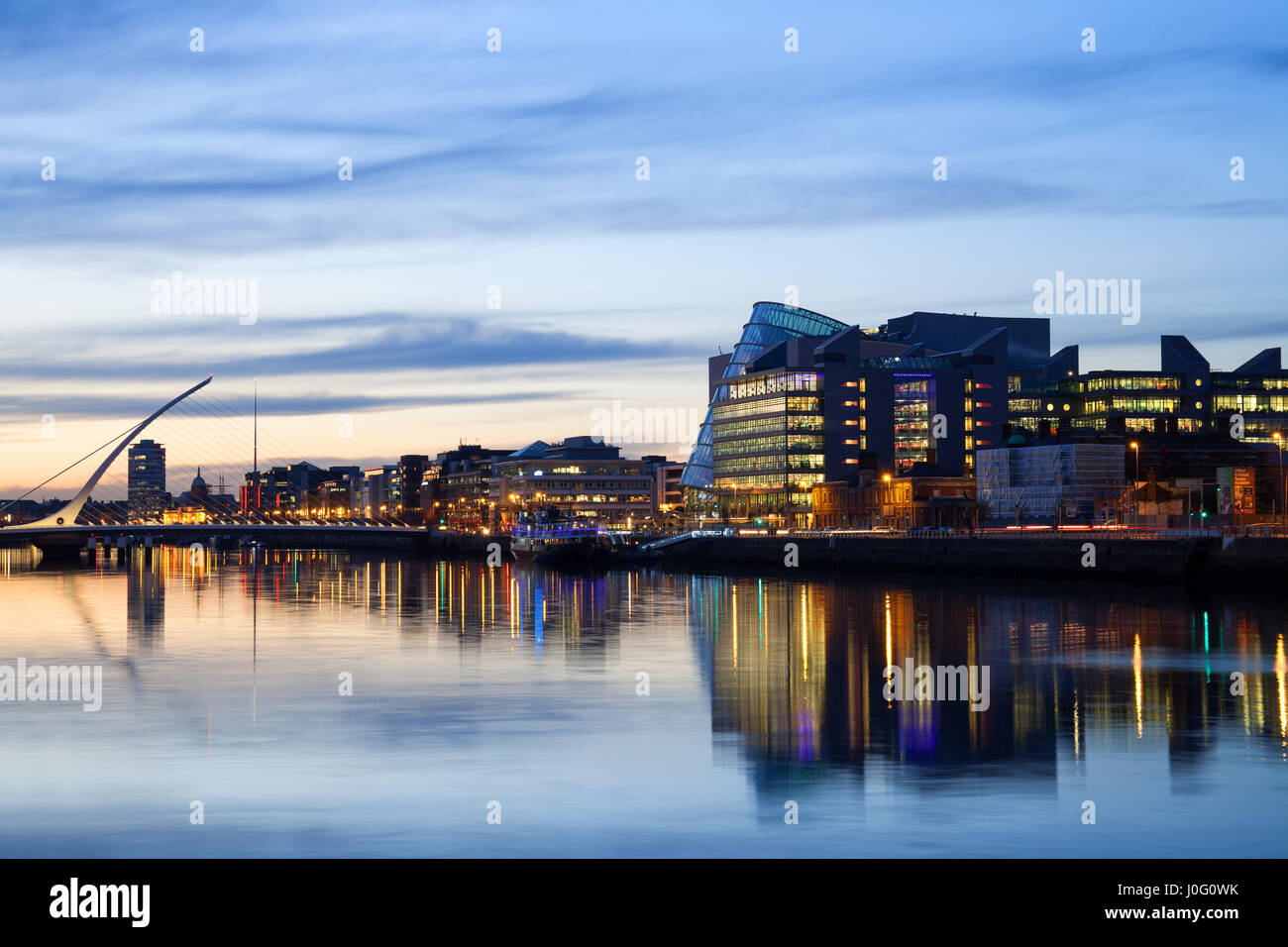 Le centre-ville de Dublin pendant le coucher du soleil avec Samuel Beckett Bridge et Liffey Banque D'Images