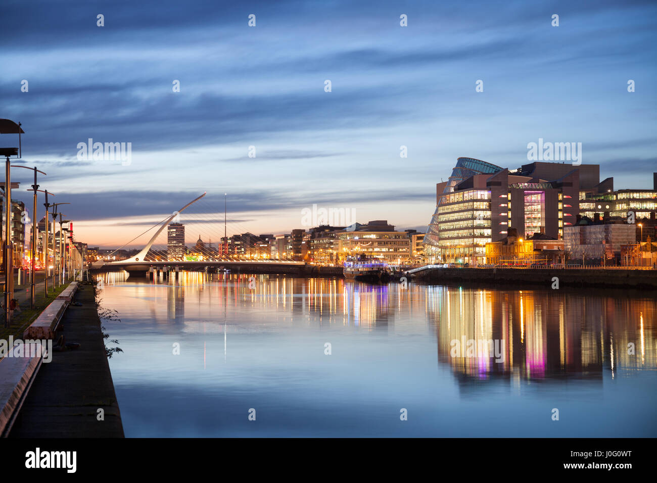 Le centre-ville de Dublin pendant le coucher du soleil avec Samuel Beckett Bridge et Liffey Banque D'Images