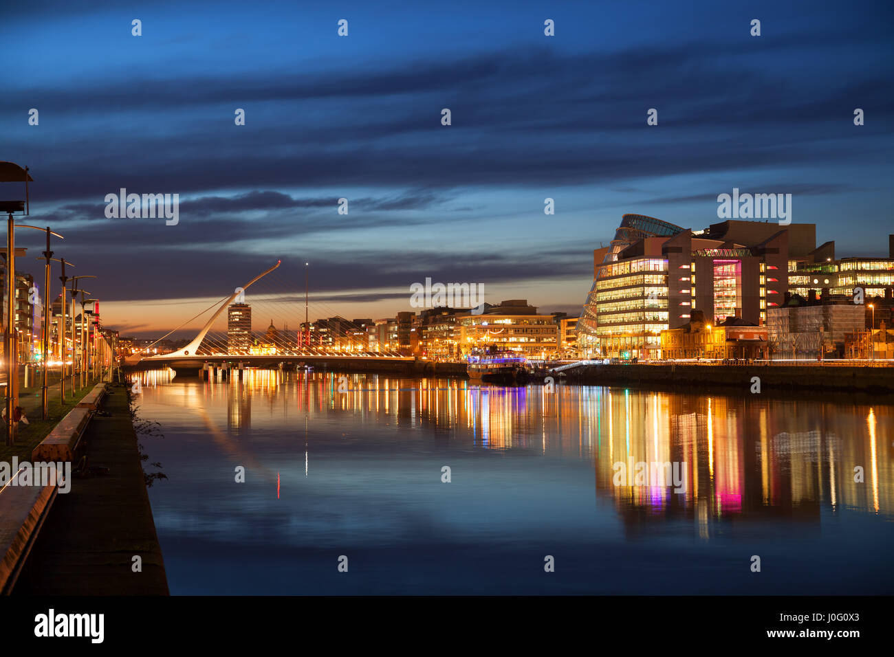 Le centre-ville de Dublin pendant le coucher du soleil avec Samuel Beckett Bridge et Liffey Banque D'Images