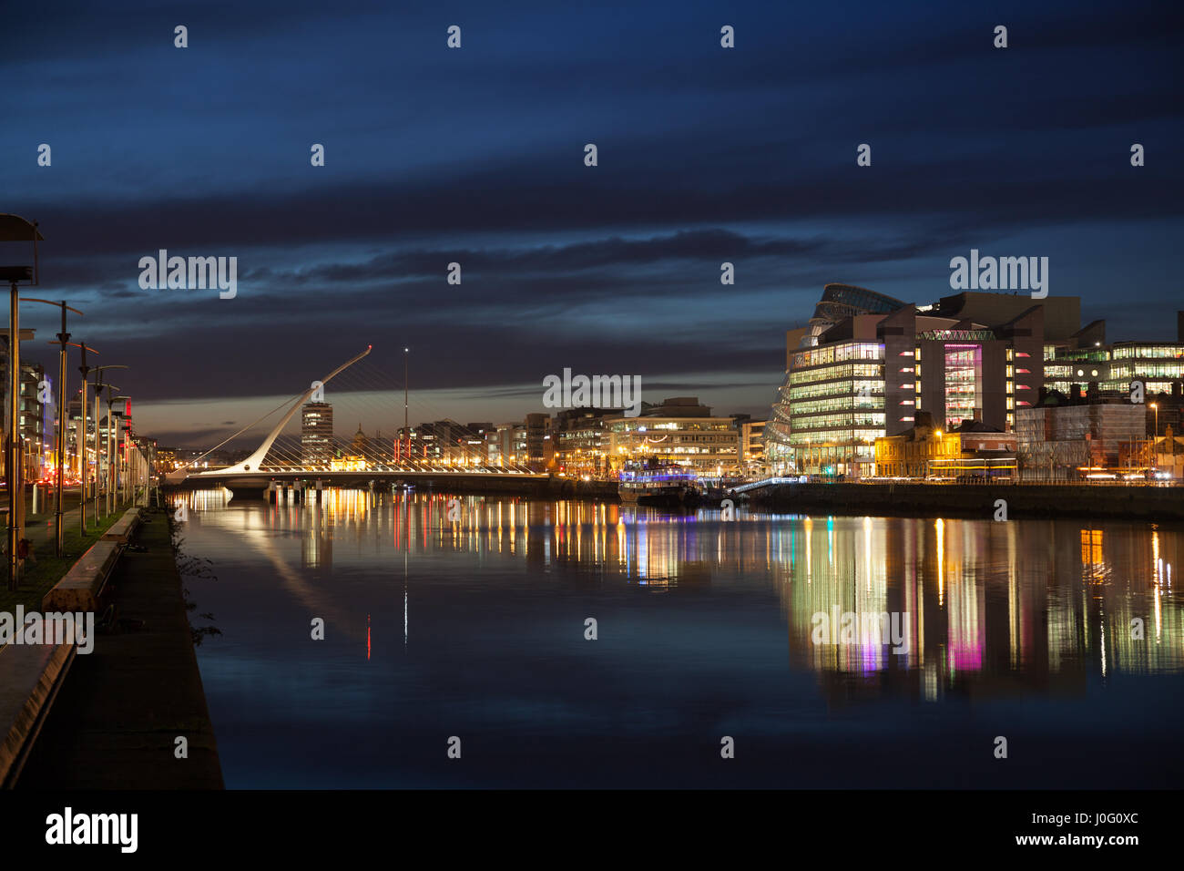 Le centre-ville de Dublin pendant le coucher du soleil avec Samuel Beckett Bridge et Liffey Banque D'Images