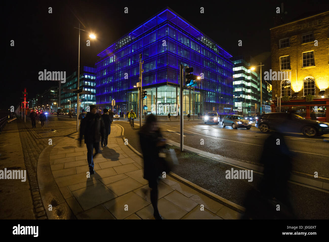 Rue de la ville occupée avec les piétons et les immeubles de bureaux au cours de la nuit. Dublin Banque D'Images