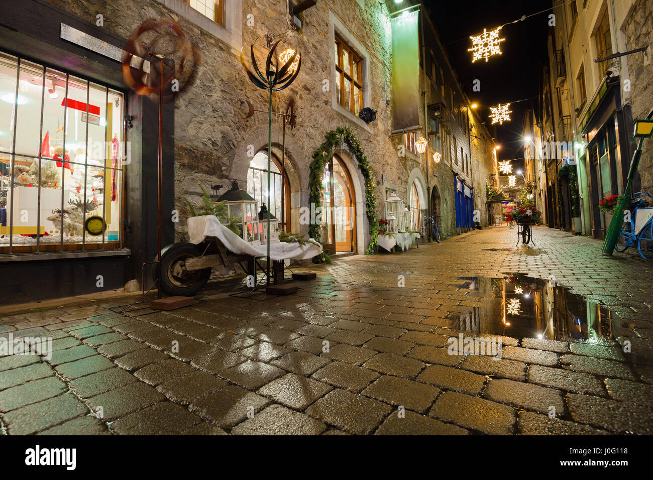 Old street à Galway, Kerwan's Lane, décoré avec des lumières de Noël, nuit Banque D'Images