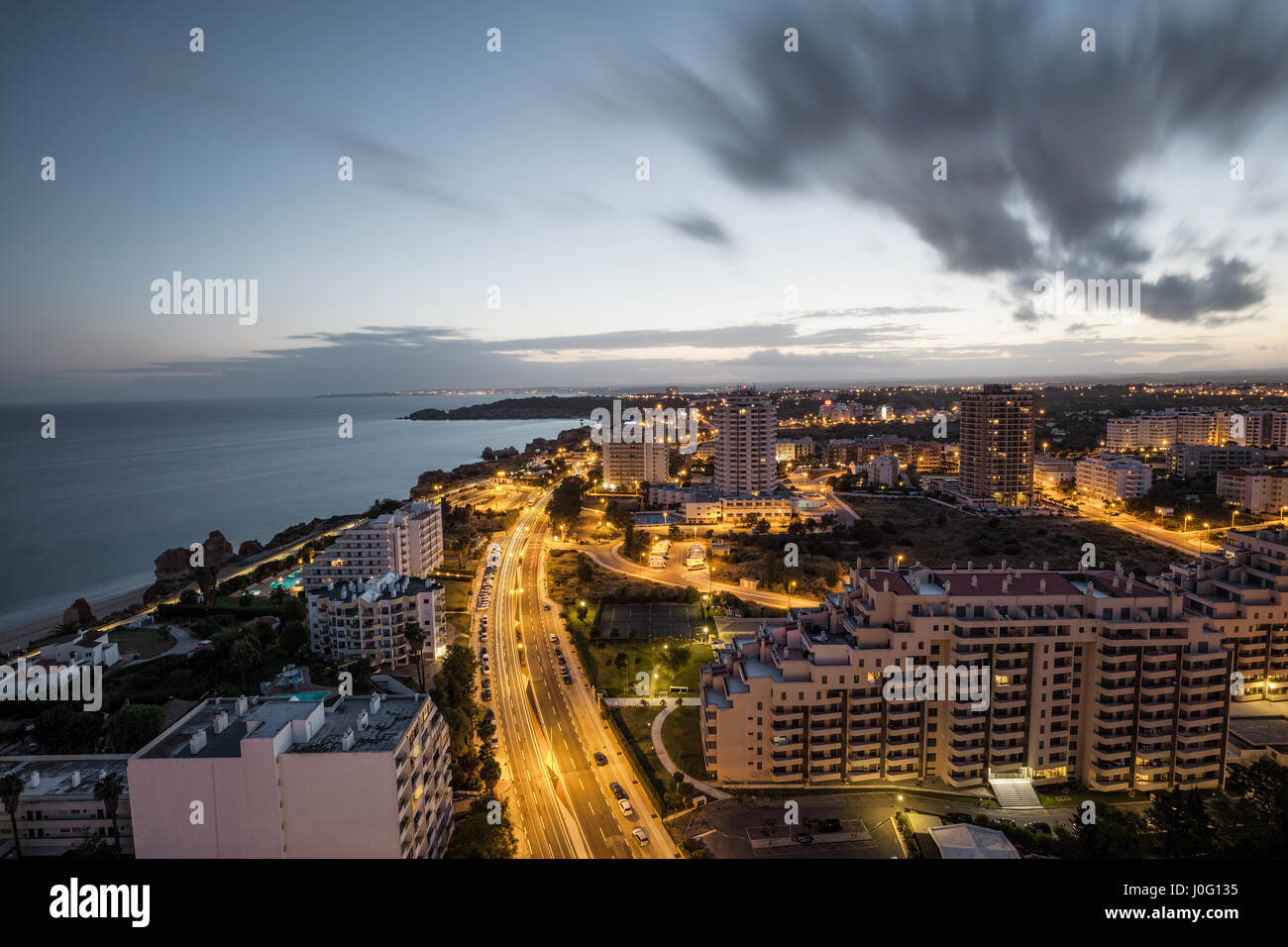 Ville à la banque mondiale de l'océan avec des immeubles et des hôtels pendant le coucher du soleil. Vue de dessus. Portimao, Algarve, Portugal. Banque D'Images