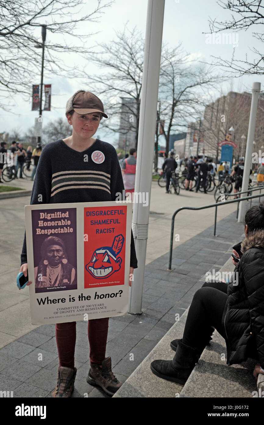 Protestant contre l'utilisation de la femme chef Wahoo mascot par les Indians de Cleveland en organisation Cleveland, Ohio, USA le 11 avril 2017 Banque D'Images