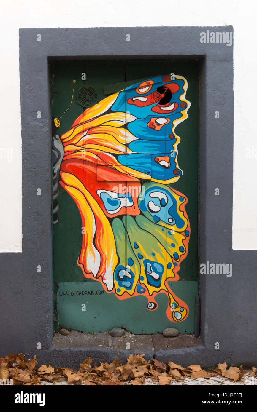 Une aile de papillon peint ; partie d'une série de portes peintes à Machico, Madère Banque D'Images