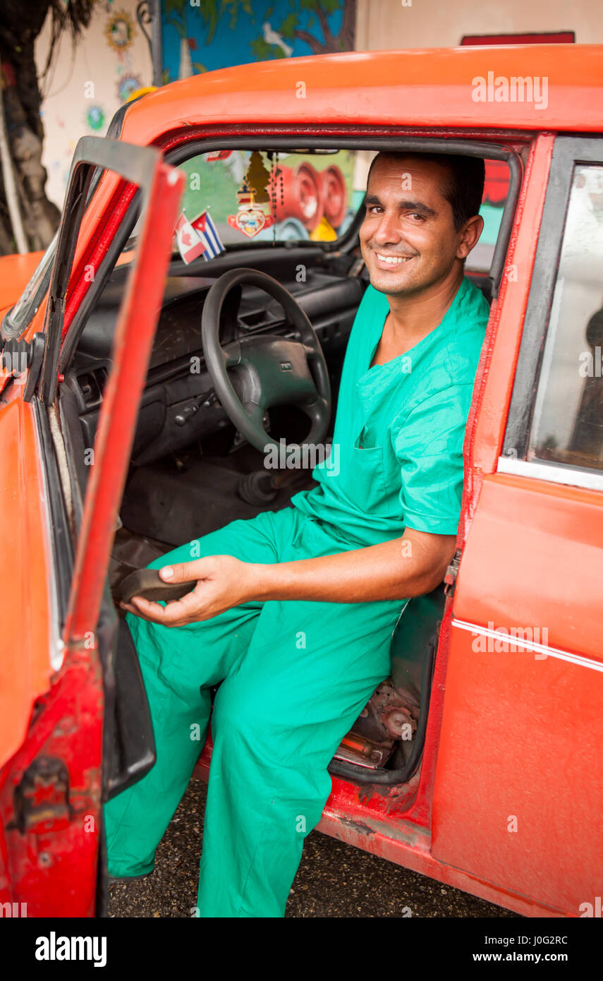 L'homme en vert, vous y trouverez des gommages corporels, La Havane, Cuba Banque D'Images