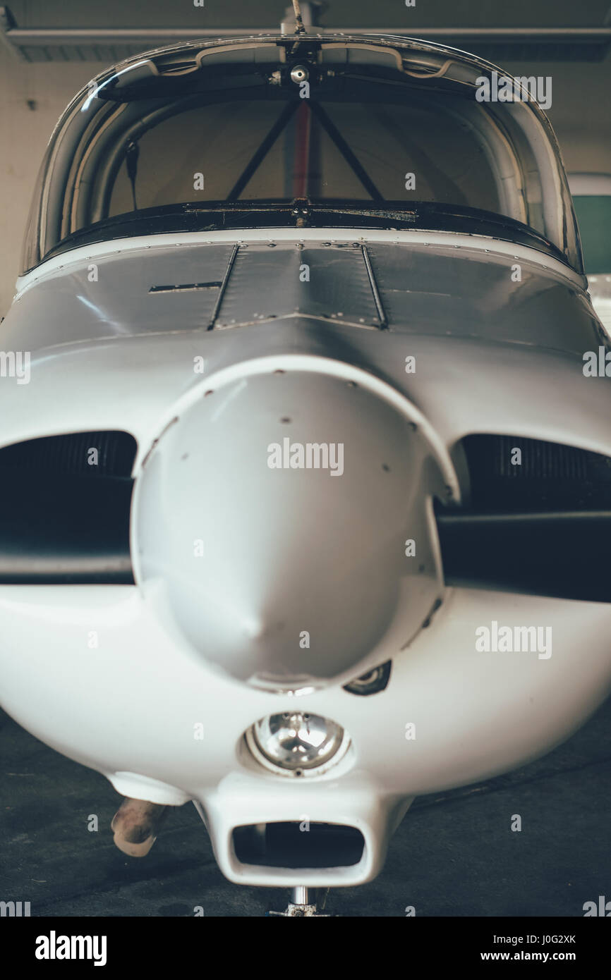 Ultralight blanc moderne sport airplane in hangar Banque D'Images