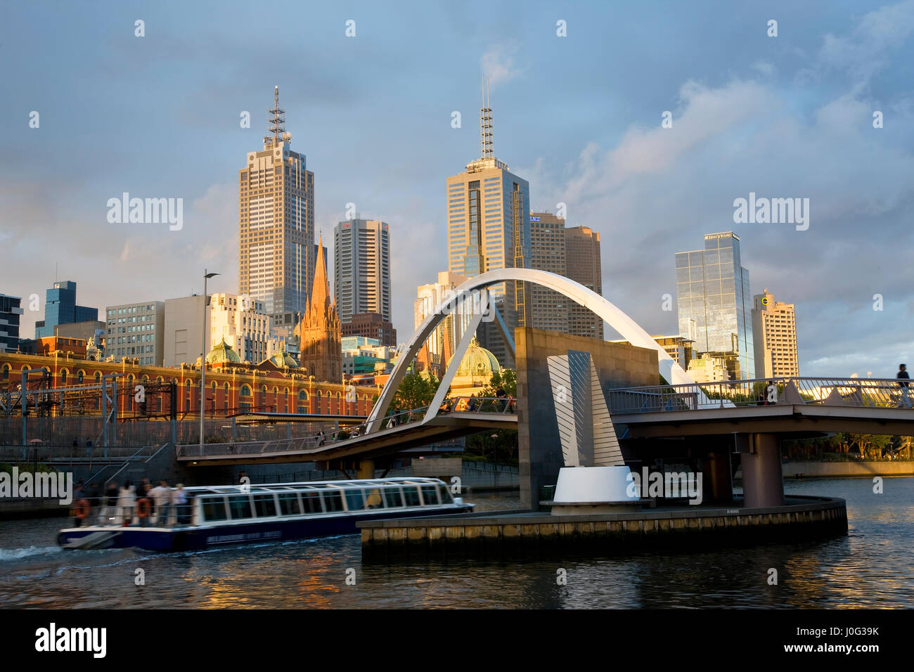 L'Australie, Victoria, Melbourne, les bâtiments sur banque du fleuve Yarra Banque D'Images