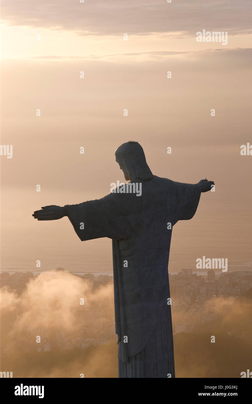 Le géant de l'Art Déco statue de Jésus, connu sous le nom de Cristo Redentor (Christ Rédempteur), sur la montagne du Corcovado à Rio de Janeiro, Brésil. Banque D'Images