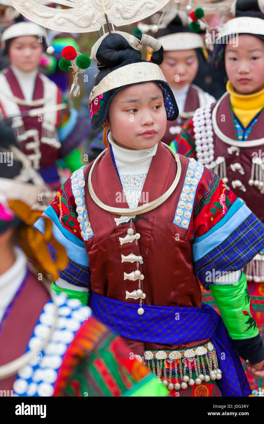 Les jeunes filles Miao danse au festival nr Kaili, province de Guizhou, Chine Banque D'Images