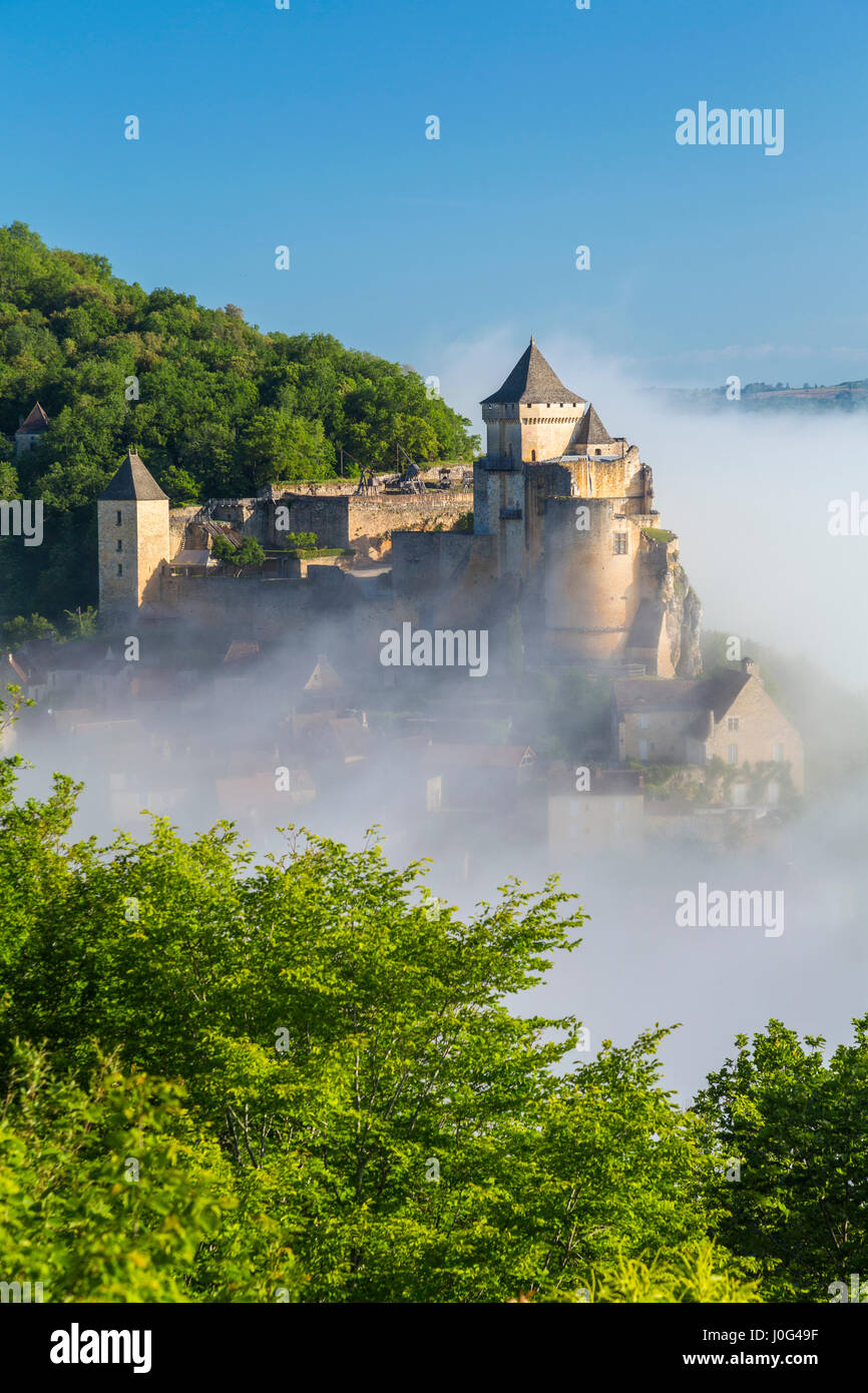 Morning Mist, château de Castelnaud, Castelnaud, Dordogne, Aquitaine, France Banque D'Images