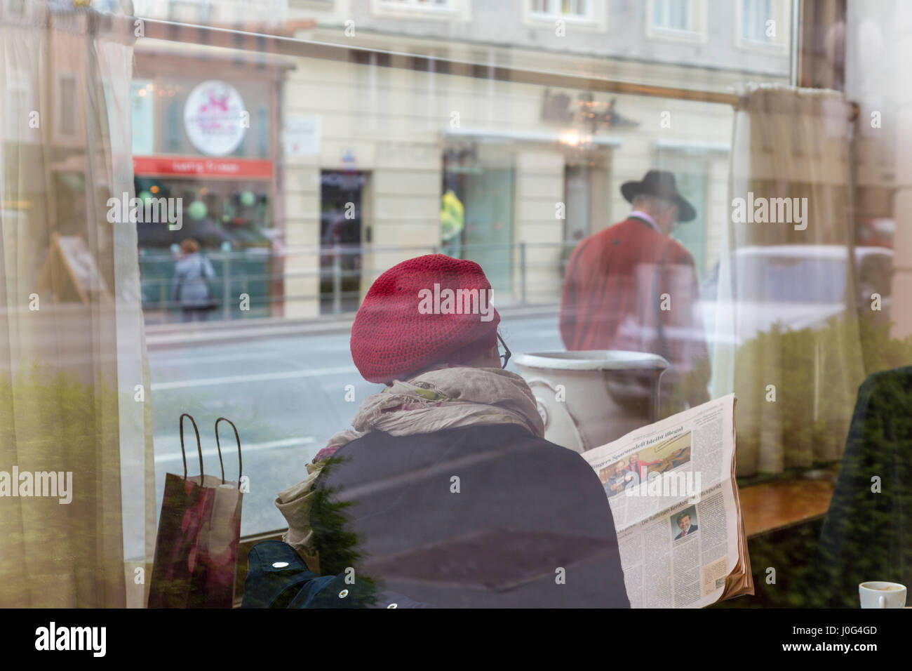 Femme était assise dans un café, Salzbourg, Autriche Banque D'Images