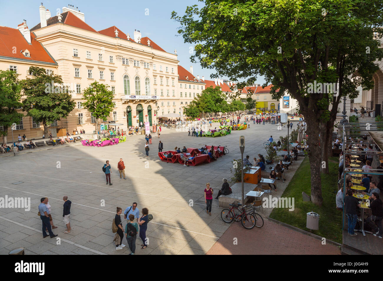 Quartier des musées avec restaurants et cafés, Vienne, Autriche Banque D'Images
