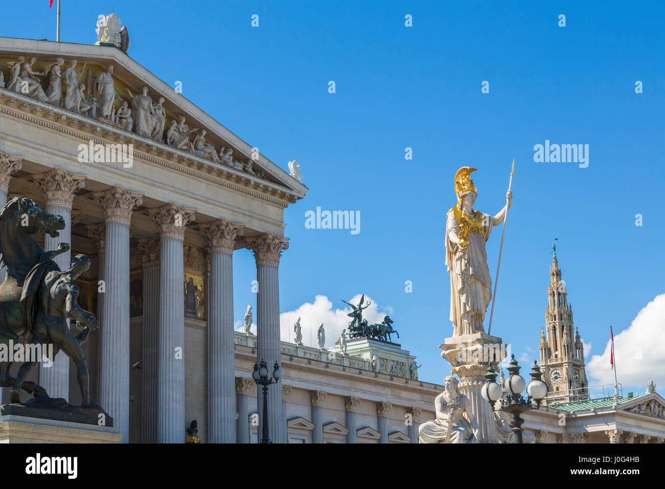Le Parlement bâtiment et statues, Vienne, Autriche Banque D'Images
