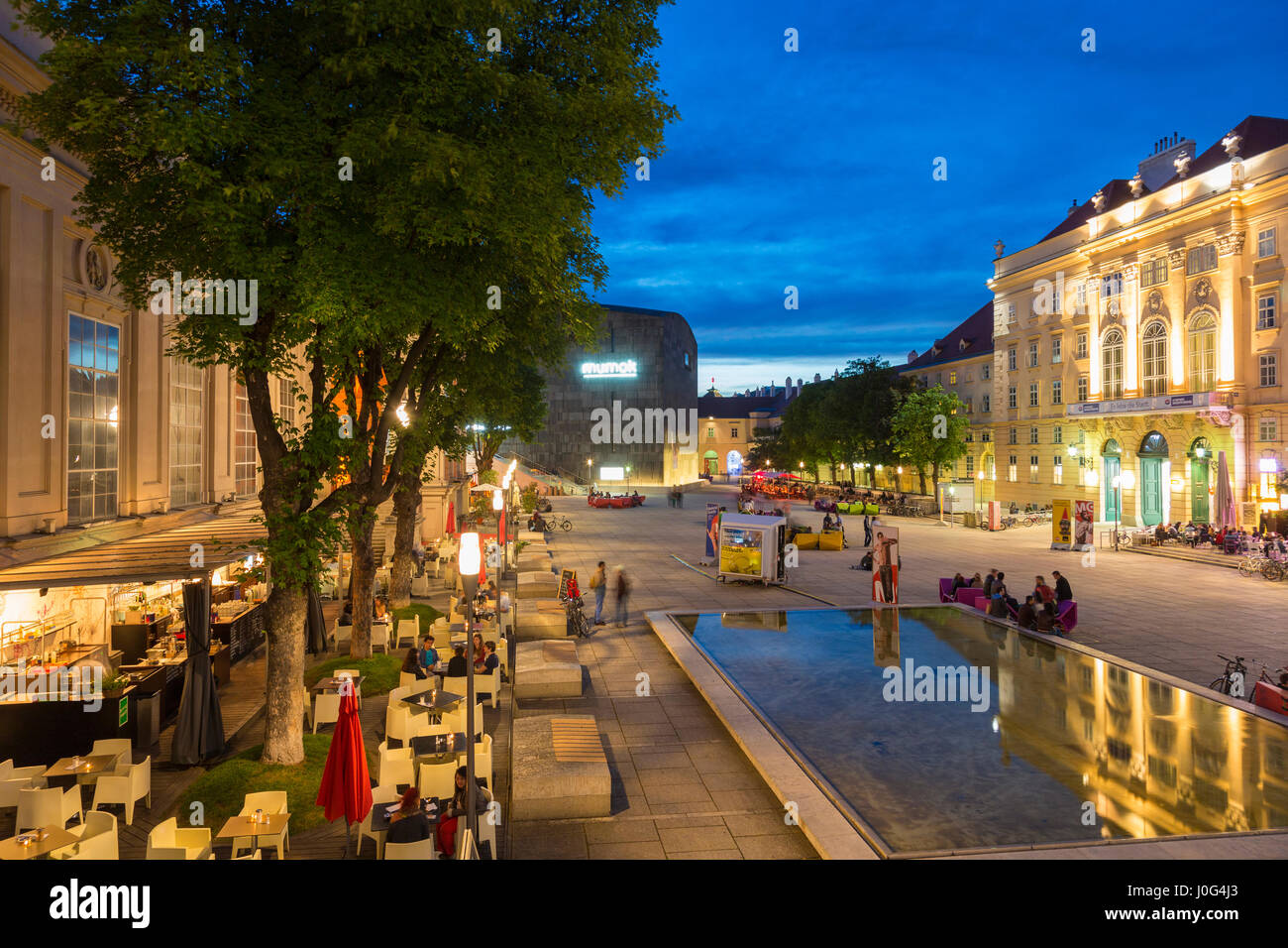 Quartier des musées avec restaurants, Vienne, Autriche Banque D'Images