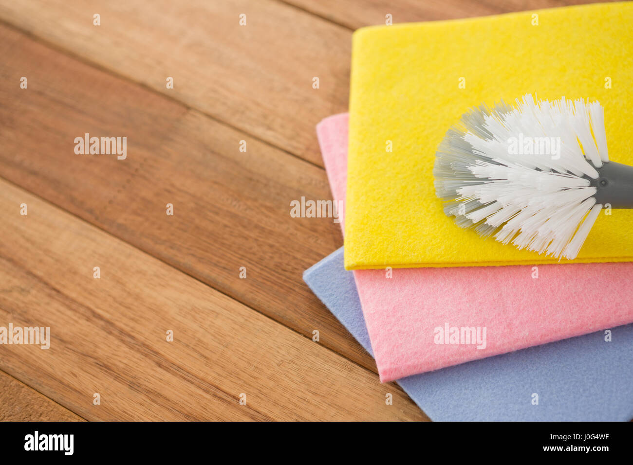 Brosse de nettoyage avec les pads de la table en bois Banque D'Images