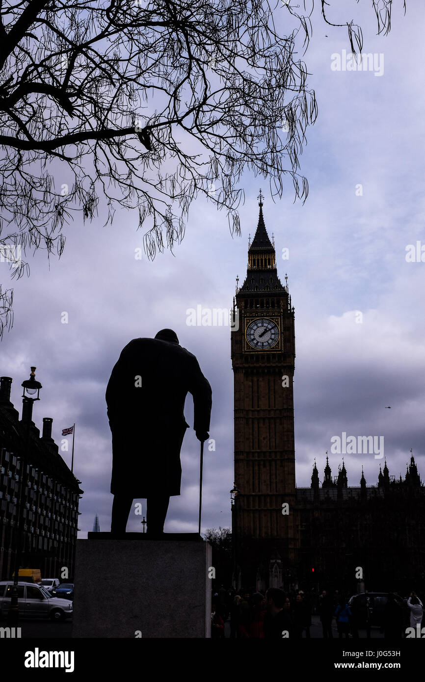 La statue de Winston Churchill à la place du Parlement Westminster London UK Photographie prise par Simon Dack Banque D'Images