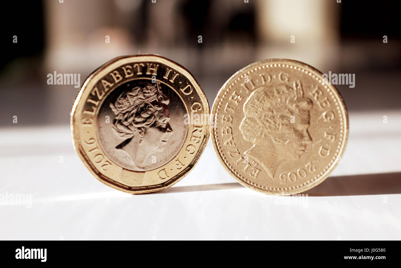 Le nouveau livre de monnaie (à gauche) et les vieux livres de la pièce d'argent sterling Banque D'Images