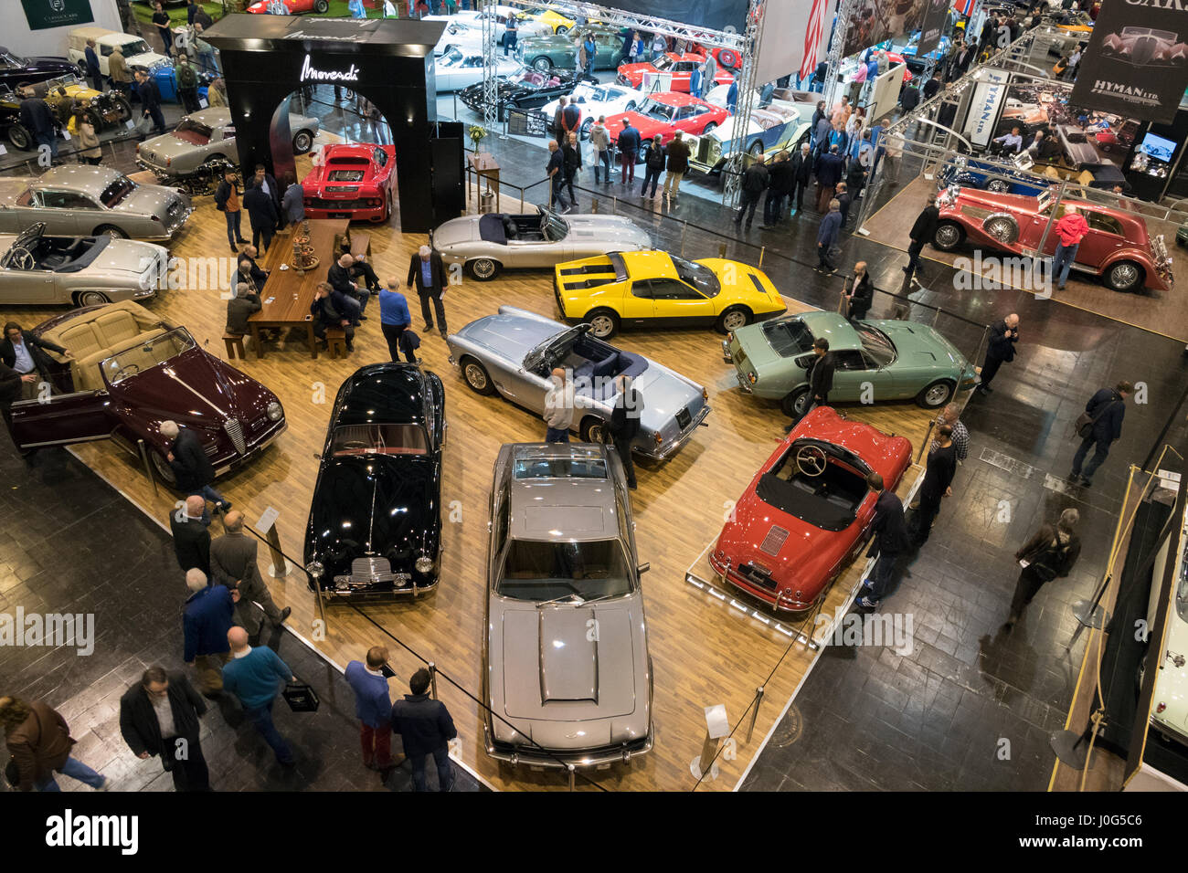 Essen, Allemagne - Apr 6, 2017 : techno classica essen location de voitures d'exposition et les visiteurs. Banque D'Images