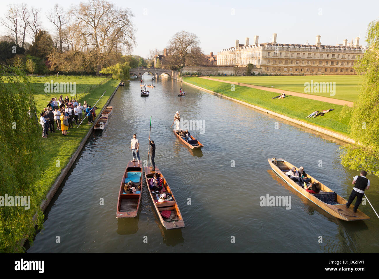 Cambridge en barque sur la rivière Cam sur le dos, Cambridge UK Banque D'Images