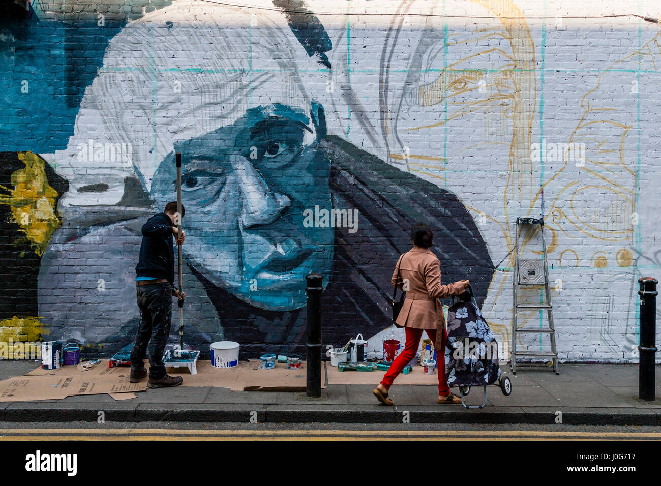 Un Graffiti artiste au travail, Brick Lane, Londres, Angleterre Banque D'Images