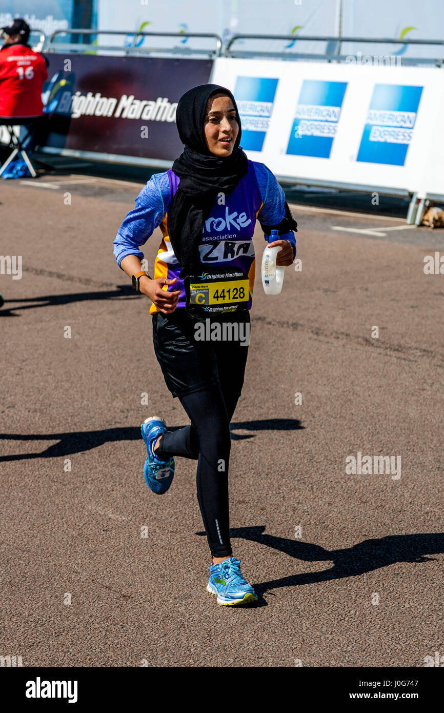 Une jeune femme s'approche de la ligne d'arrivée au Marathon de Brighton, Brighton, Sussex, UK Banque D'Images