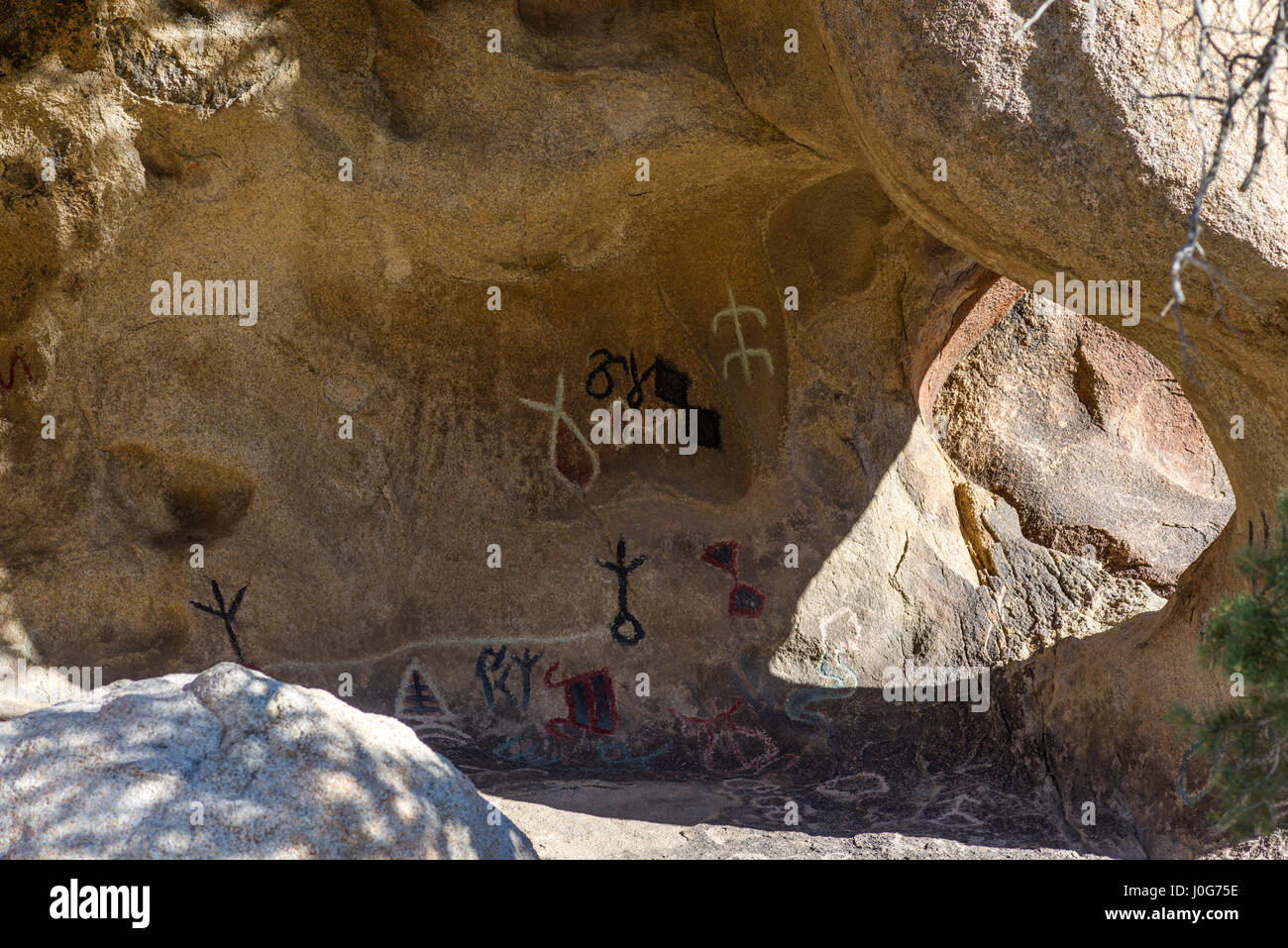 Pétroglyphes sur le sentier en boucle Barker Dam. Joshua Tree National Park, Californie, USA. Banque D'Images