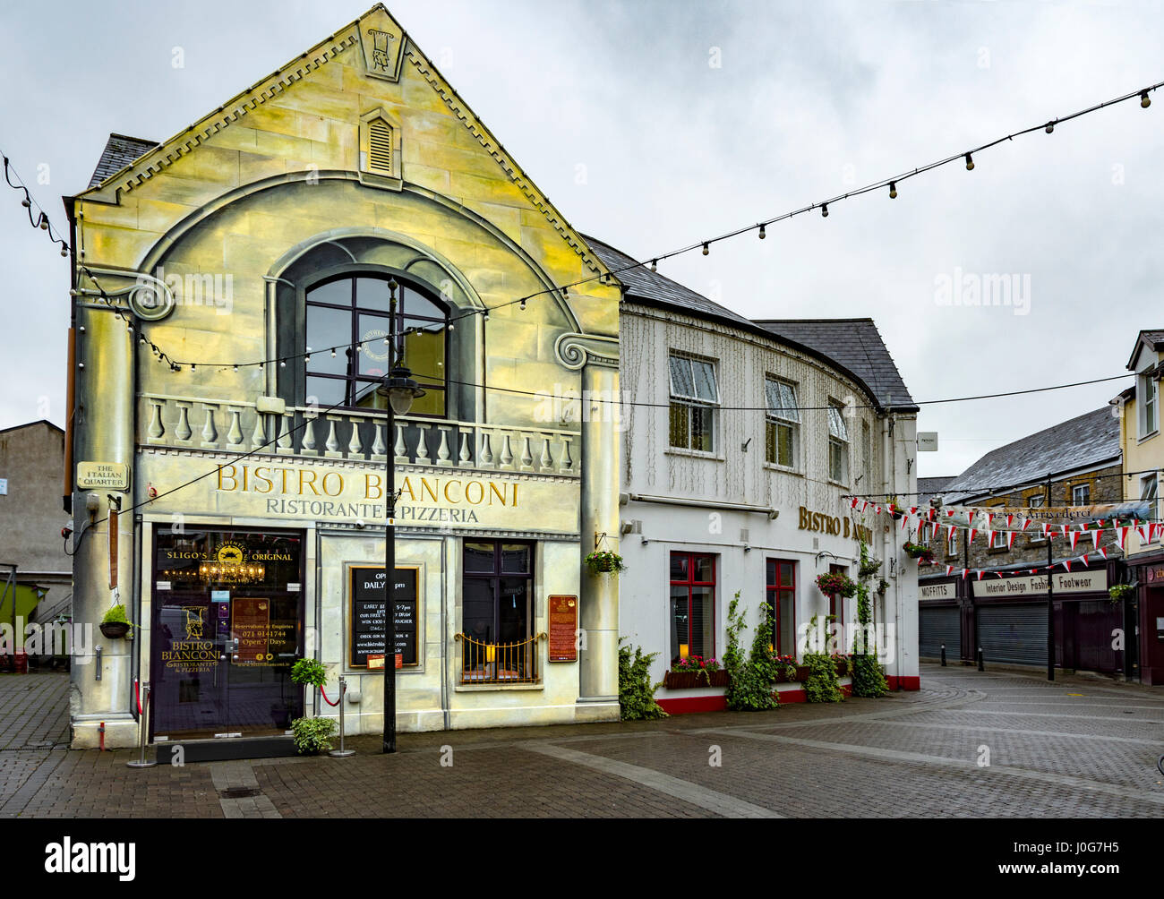 Style Italien peinture murale sur la façade du bistrot restaurant Bianconi, Italien trimestre, Sligo city, Comté de Sligo, Irlande Banque D'Images