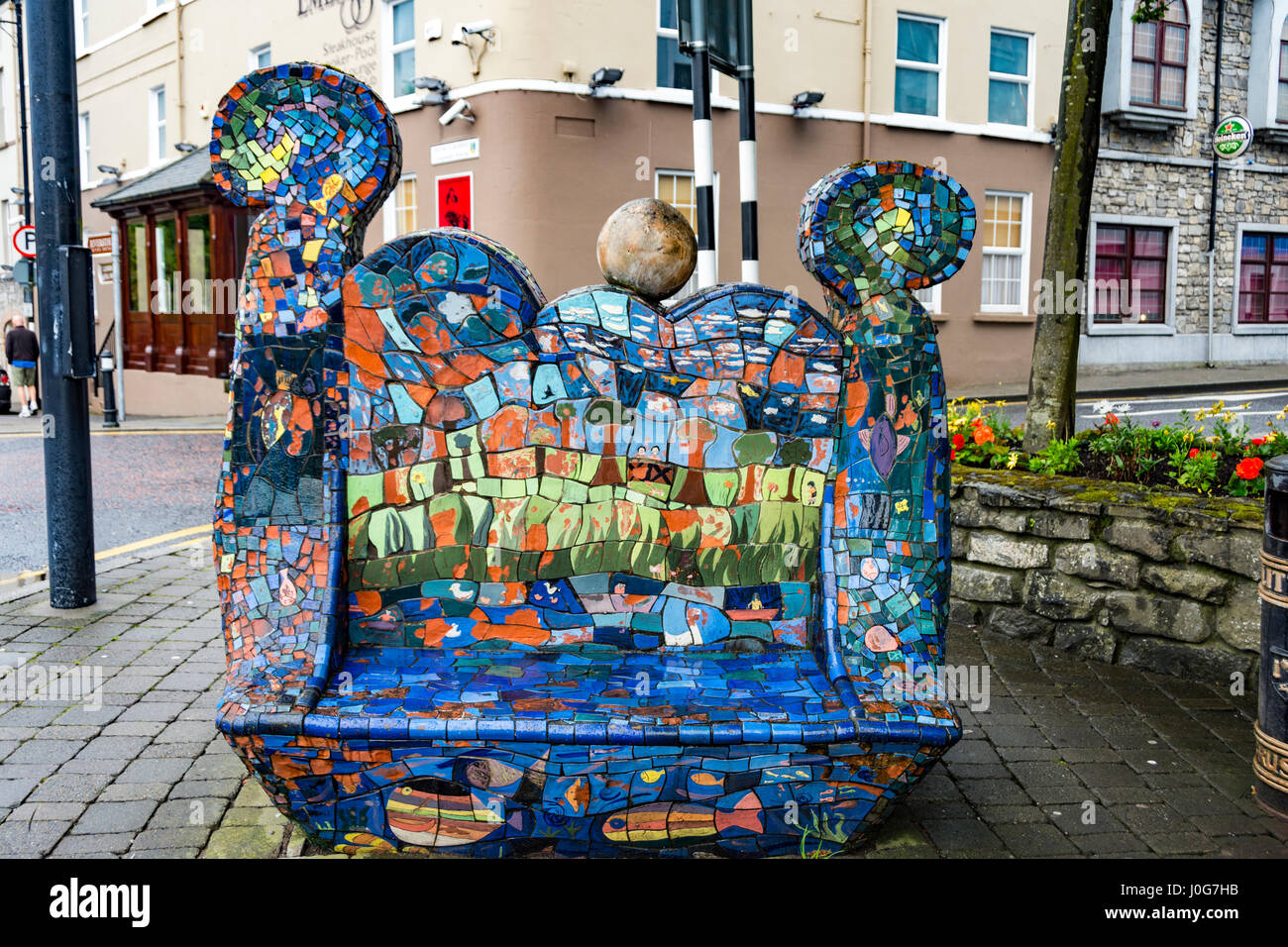 Banc de mosaïque, conçu par les enfants et les artistes. Sligo city, Comté de Sligo, Irlande Banque D'Images