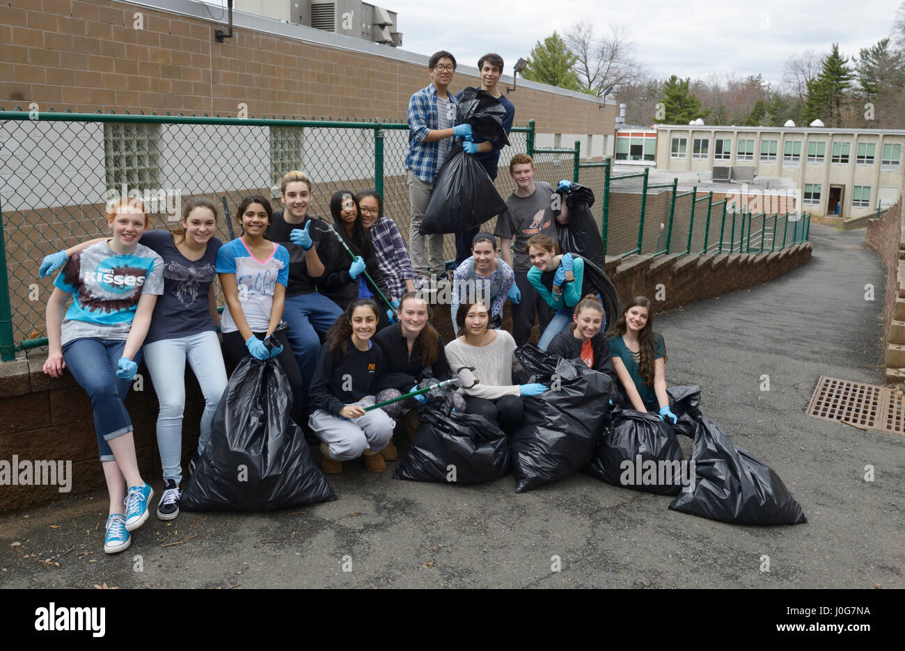 Les élèves du secondaire après un service de bénévolat communautaire Projet de nettoyage de l'école avec des sacs de litière Banque D'Images