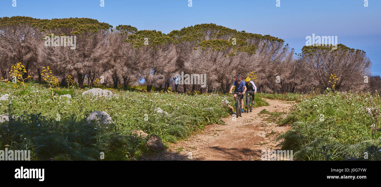 Palerme, Monte Pellegrino, Sicile, Italie, le 8 avril / 2017. Deux bikers riding bike dans la forêt sur chemin de terre. Banque D'Images