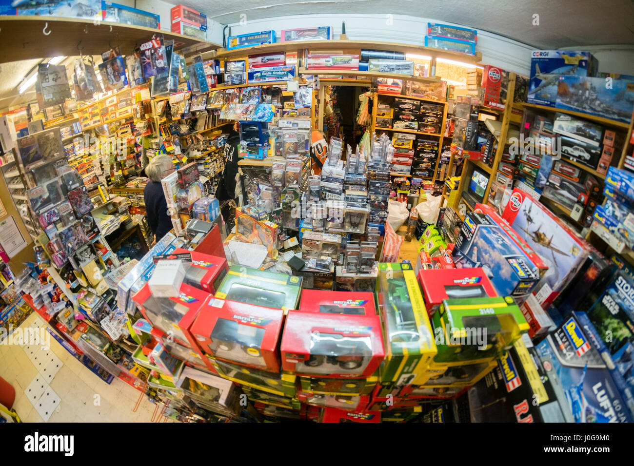 L'intérieur de "l'Albatros" à l'ancienne traditionnels, jouets passe-temps et le modèle de boutique, Aberystwyth, Pays de Galles UK Banque D'Images