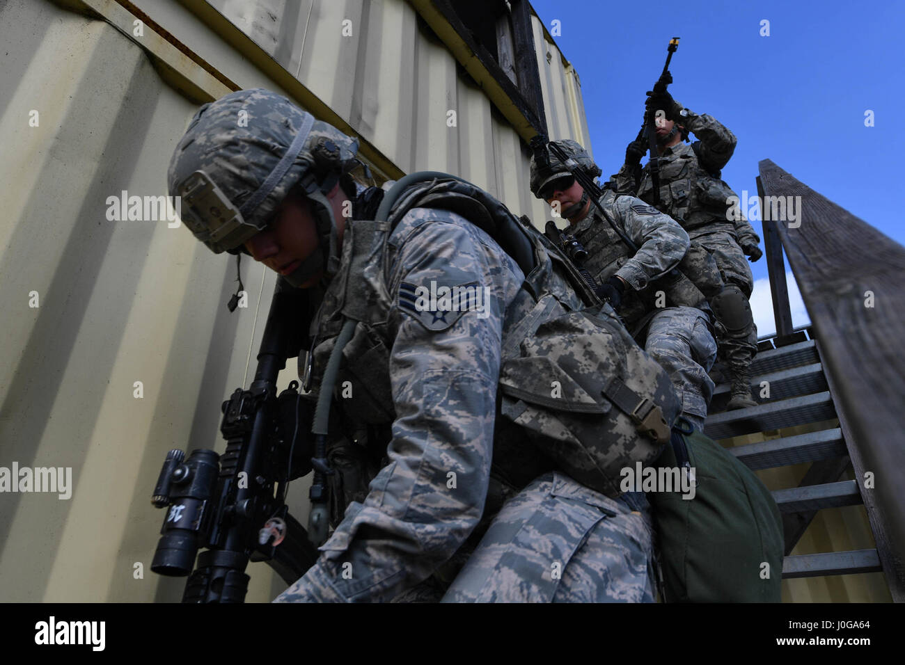 Airman Senior Rachel Newell, 569e Escadron de la police des Forces américaines patrouilleur, mène d'autres élèves de la 435e Escadron des Forces de sécurité au sol du Centre de préparation au combat au cours des opérations de sécurité de retour à leur base au cours de l'exploitation urbaine partie du cours sur l'armée américaine, l'Allemagne, Baumholder garnison le 4 avril 2017. Aviateurs affectés à la 86e, SFS SFS SFS 422nd, 100e, et 569e USFPS ont participé au cours. (U.S. Photo de l'Armée de l'air par la Haute Airman Tryphena Mayhugh) Banque D'Images