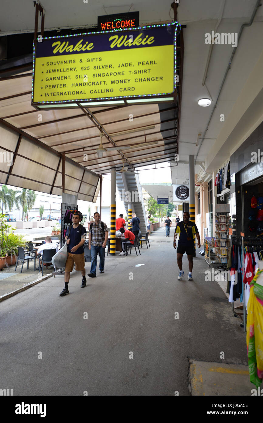 Singapour (10 avril 2017) - La Marine Région Singapour (NRCS), s'est félicité de marins de l'USS Carl Vinson Carrier Strike Group (CSG-1) au cours d'une escale à Singapour, 4-8 avril, 2017. Avant de continuer leur service Western-Pacific le déploiement, le CSG-1 marins ont profité des différents services et installations Centre Région Marine offre de Singapour. Pour l'installation, c'était une occasion de soutenir la flotte pendant une période de repos et de récupération. (Official U.S. Navy photo de Marc Ayalin) Banque D'Images