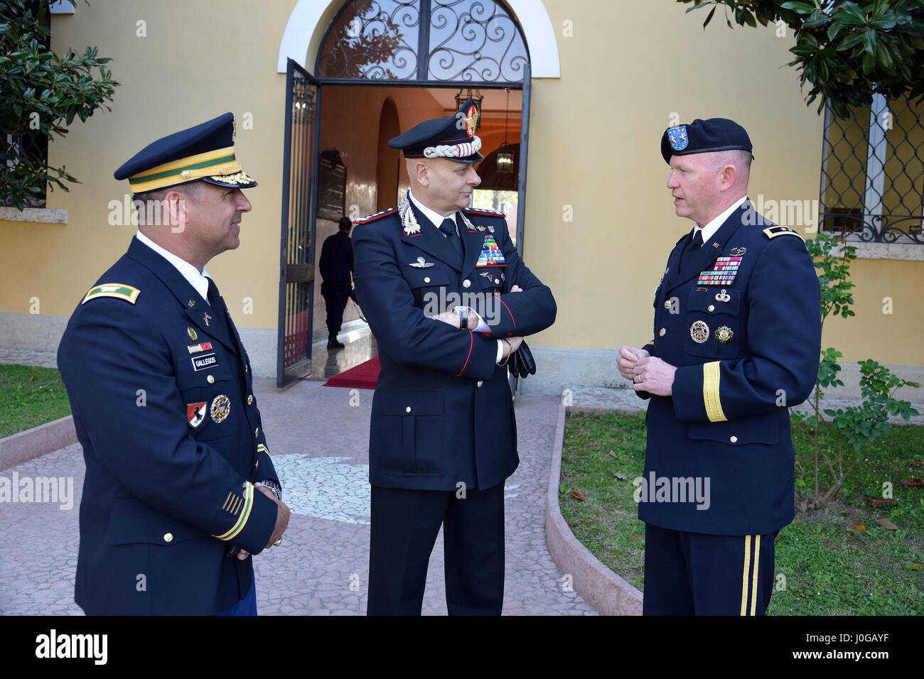 Le colonel de l'armée américaine Darius S. Gallegos (à gauche), du Centre d'excellence pour les unités de police de stabilité (COESPU) Directeur adjoint, le lieutenant Gen Vincenzo Coppola (centre), général commandant la "Carabinieri" Palidoro et unités mobiles spécialisées, et le Major-général Joseph P. Harrington (droite), l'Afrique de l'armée américaine, commandant général de l'OTAN au cours de la visite à Naples, JFC Commandant Amiral Michelle Howard à l'CoESPU Vicenza, 10 avril 2017. (U.S. Photo de l'armée par Visual Spécialiste de l'information Paolo Bovo/libérés) Banque D'Images