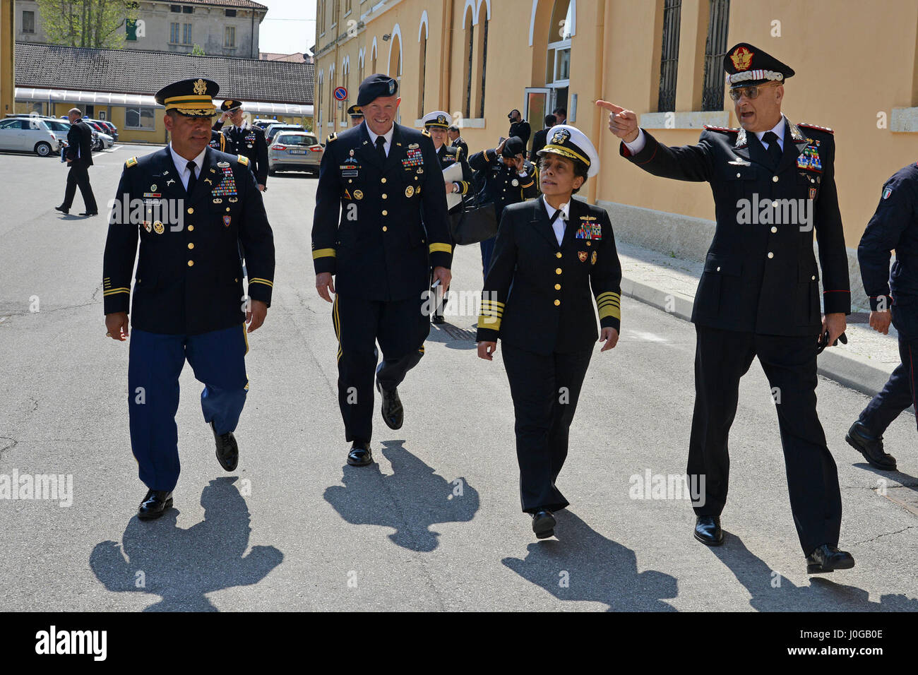 L'amiral Michelle Howard, commandant de l'OTAN-JFC Naples, lors de la visite au Centre d'excellence pour les unités de police de stabilité (COESPU) Vicenza, 10 avril 2017. (U.S. Photo de l'armée par Visual Spécialiste de l'information Paolo Bovo/libérés) Banque D'Images