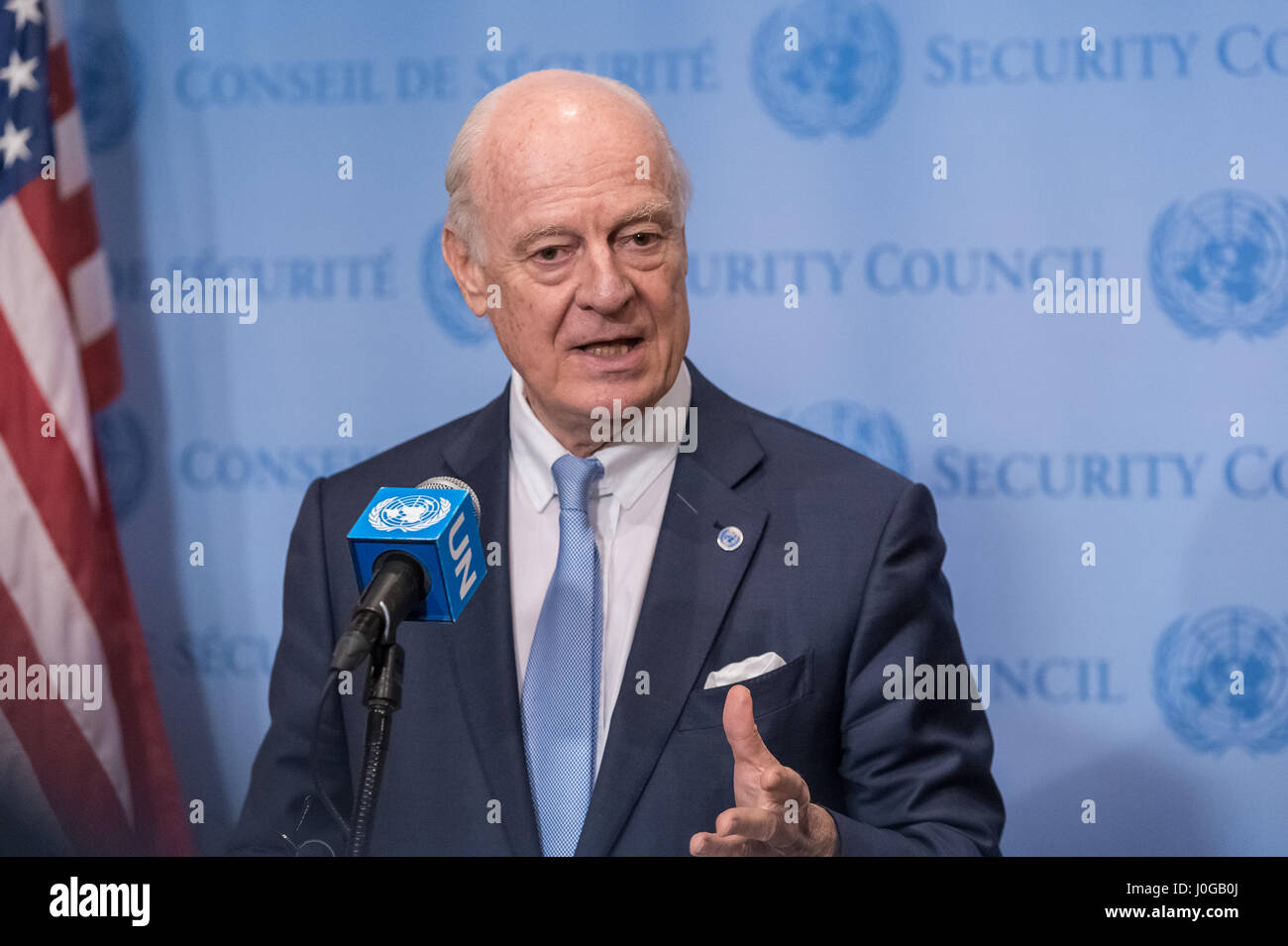 New York, États-Unis. 12 avr, 2017. L'Envoyé spécial des Nations Unies pour la Syrie Staffan de Mistura est vu parler avec la presse. Suivant la livraison de son rapport oral au Conseil de sécurité de l'ONU, l'Envoyé spécial des Nations Unies pour la Syrie Staffan De Mistura s'est entretenu avec la presse de l'opération de surveillance du Conseil de sécurité au Siège des Nations Unies. Avant son arrivée, l'Ambassadeur syrien à l'ONU Bashar Ja'afari a parlé brièvement de la presse comme il est sorti de la salle du Conseil de sécurité. Credit : Albin Lohr-Jones/Pacific Press/Alamy Live News Banque D'Images