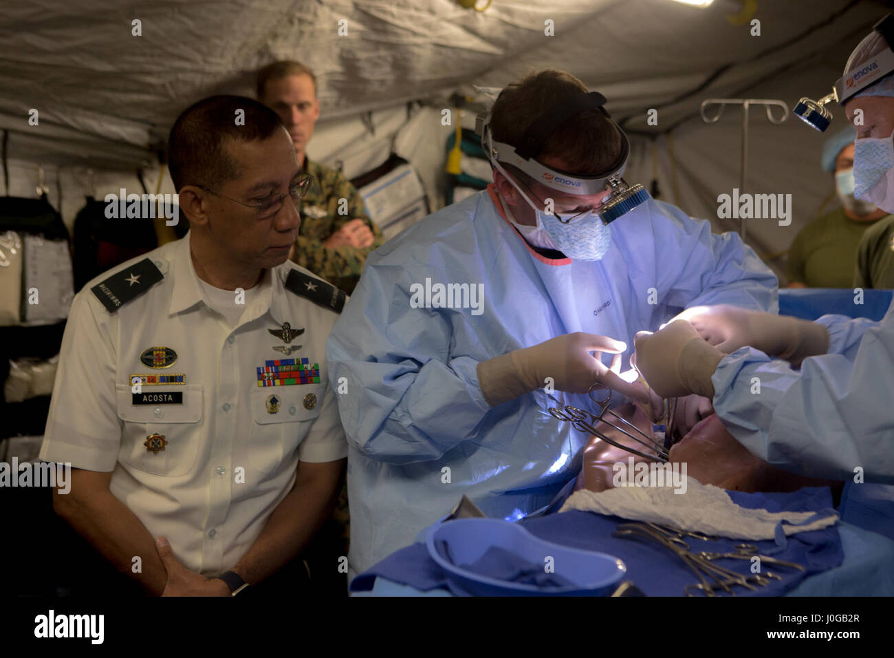 Le brig. Le général Joseph M. Acosta, le chirurgien général des Forces armées des Philippines, gauche, observe une démonstration d'une simulation de la cavité thoracique engloutie lors d'une opération de l'avant des soins de réanimation percer lors d'une visite à Camp Pendleton, Californie, le 10 avril 2017. L'avant garde de réanimation - rôle appelé 2 soins dans la doctrine de l'OTAN - est un programme conjoint de la capacité médicale qui permet d'urgence avancée et un traitement chirurgical par équipes chirurgicales mobiles pour sauver leur vie, comme à proximité du point de dommage que possible. (U.S. Marine Corps photo par Lance Cpl. A. J. Van Fredenberg) Banque D'Images