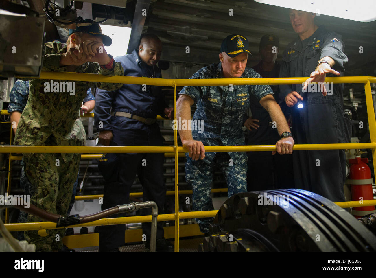 170410-N-WV703-120 de la base navale de Changi, Singapour (10 avril 2017) Le Cmdr. Scott Larson, commandant du navire de combat littoral USS Coronado (LCS 4), droit, parle avec Vice Adm. Tom Rowden, commandant de la marine, des forces de surface, centre droit, lors d'une tournée à travers l'ingénierie du navire des espaces. En ce moment sur un déploiement de rotation en 7e Flotte des États-Unis zone de responsabilité, Coronado est un navire de guerre rapide et agile sur mesure pour patrouiller les eaux littorales de la région et travailler à coque coque avec des marines, partenaire fournissant 7e flotte avec les capacités flexibles dont elle a besoin maintenant et dans l'avenir. (U.S. Photo de la marine en masse Banque D'Images