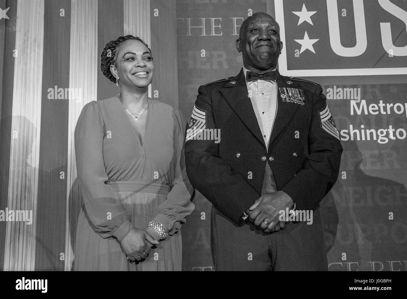 Le sergent-major de la Marine Corps Sgt. Le major Ronald L. Green, droite, et Mme Andrea Green, lors de l'USO 35e dîner annuel de remise des prix au Crystal Gateway Marriott Hotel, Arlington, Va., le 21 mars 2017. Green a présenté un hommage spécial USO prix au nom de tous les cadres supérieurs du Corps des Marines et du Corps des conseillers engagés les familles. (U.S. Marine Corps photo par le Cpl. Samantha K. Braun) Banque D'Images