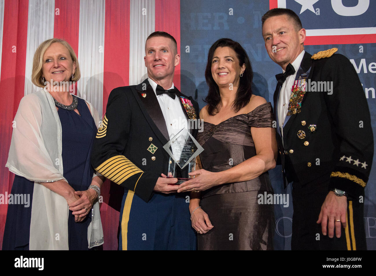 De gauche à droite, Mme Debbie Allyn, sergent-major de l'Armée Le Sgt. Le Major Daniel A. Dailey, Mme Holly Dailey, et le Vice-chef d'état-major de l'Armée Le Général Daniel B. Allyn posent pour une photo à l'USO 35e dîner annuel de remise des prix au Crystal Gateway Marriott Hotel, Arlington, Va., le 21 mars 2017. Daley a été présenté l'USO salut spécial prix au nom de tous les cadres supérieurs du Corps des Marines et du Corps des conseillers engagés les familles. (U.S. Marine Corps photo par le Cpl. Samantha K. Braun) Banque D'Images