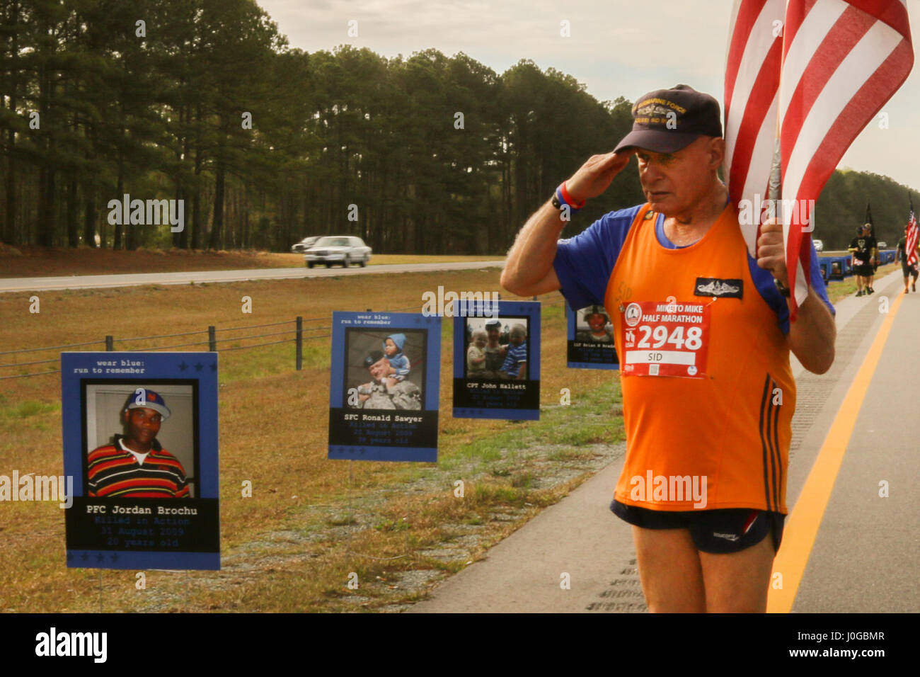 Un ancien combattant salue un mémorial dédié à tous les membres au service Marathon américain Mar. 26, 2017, dans la région de Fayetteville, N.C. L'All American Marathon a eu lieu depuis 2014 dans le cadre d'un partenariat entre l'Armée de Fort Bragg et le moral de la famille, de bien-être et de loisirs, et de la ville de Fayetteville. (U.S. Photo de l'armée par la FPC. Hubert D. Delany III/22e Détachement des affaires publiques mobiles) Banque D'Images