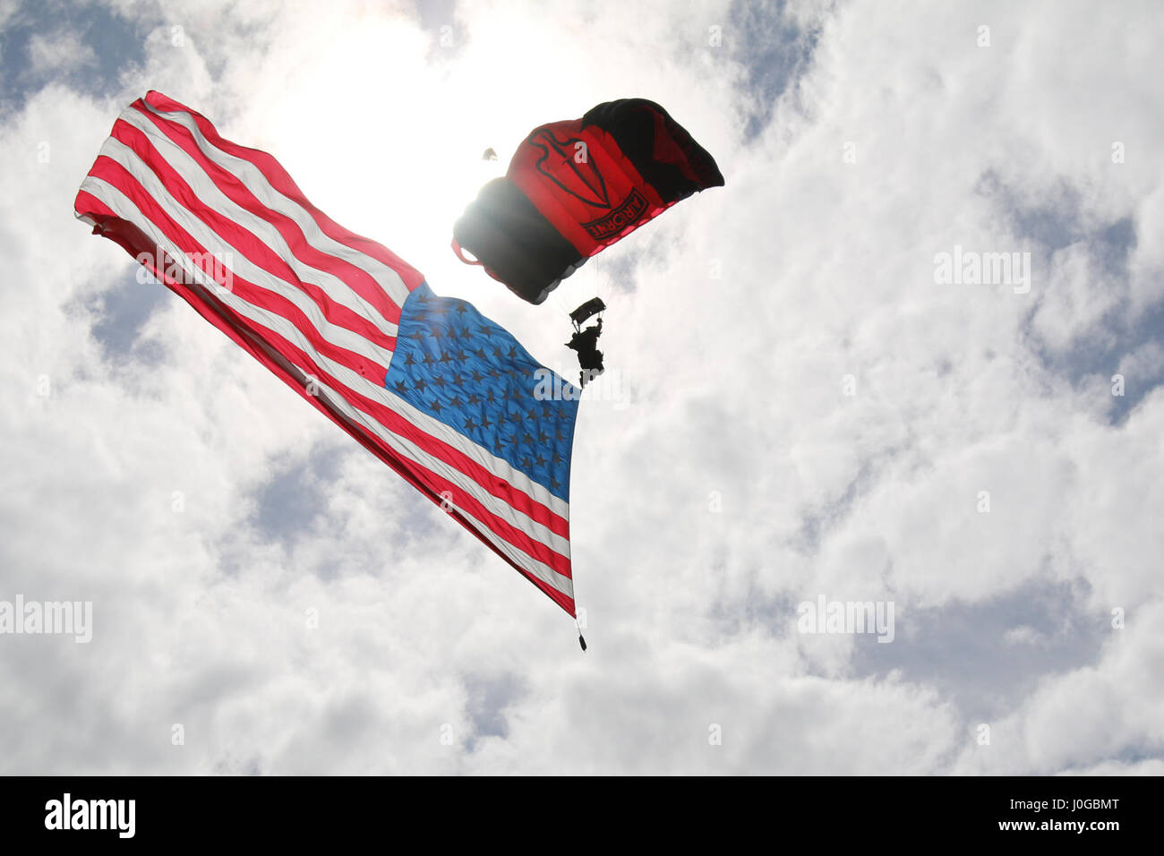 Un parachutiste avec l'Équipe de parachutistes de la Dague noire, descend jusqu'à la parade de Poste Principal domaine à Fort Bragg, Caroline du Nord, à la fin de l'All American 26 mars Marathon, 2017. À la poste principale sur le terrain de parade, musique, nourriture et prix attendu dans la course. (U.S. Photo de l'armée par la FPC. Hubert D. Delany III/22e Détachement des affaires publiques mobiles) Banque D'Images