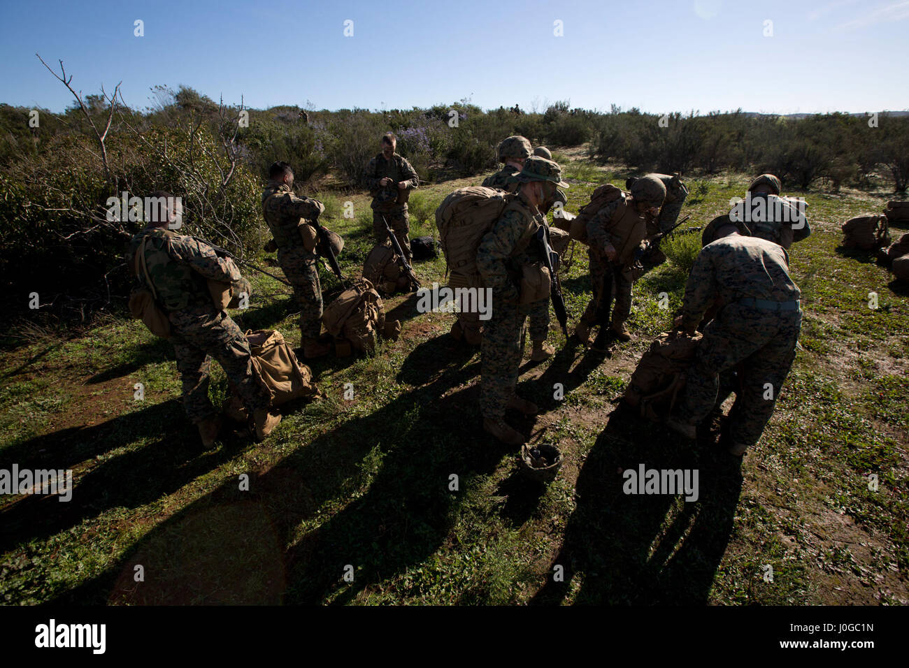 Les Marines américains, avec l'Administration centrale et Service Battalion (HQSVCBN), du Marine Corps Recruter Depot San Diego, se préparer à une patrouille au Marine Corps Air Station Miramar, Californie, le 15 février 2017. Les Marines a assuré qu'ils avaient tous les éléments nécessaires avant de commencer l'HQSVCBN Super Squad la concurrence. (U.S. Marine Corps photo par Lance Cpl. Robert G. Gavaldon) Banque D'Images