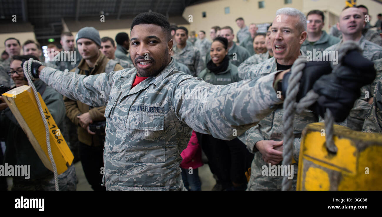 Airman Senior Quentin Gartrell, 374e groupe d'entretien, spécialiste document détient des cales en place plus de 30 secondes au cours de l'Assemblée 374wrenchbender MXG rodeo caler tenir la concurrence à Yokota Air Base, Japon, le 31 mars 2017. La cale tenir la concurrence a contesté à endurer des aviateurs des cales en place plus longtemps que la tenue des équipes opposées. Une cale est un filtre placé sur une roue afin d'éviter un aéronef à partir de la circulation. (U.S. Air Force photo par Yasuo Osakabe) Banque D'Images