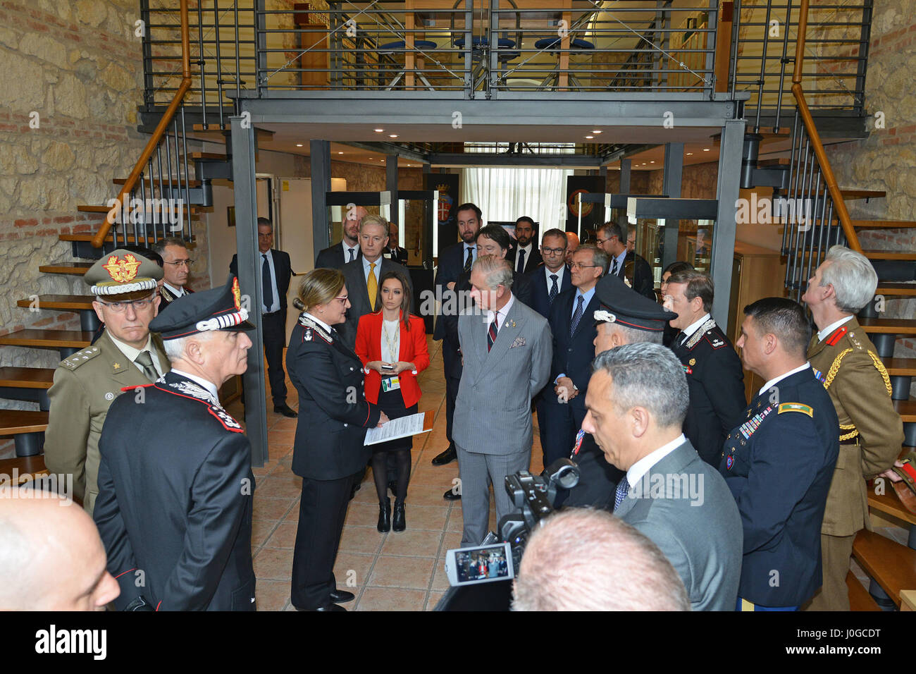 L'altesse royale, le Prince Charles, prince de Galles, pendant une visite au Centre d'excellence pour les unités de police de stabilité (COESPU) Vicenza, Italie, le 1 avril 2017. (U.S. Photo de l'armée par Visual Spécialiste de l'information Paolo Bovo/libérés) Banque D'Images